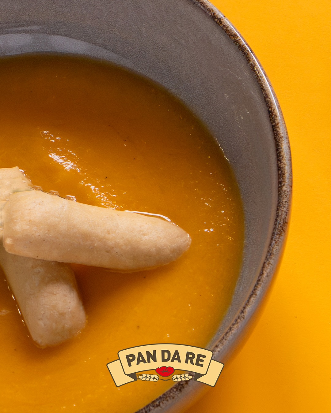 Basta davvero poco. Una vellutata di zucca fatta bene con una manciata di Pan Da Re tuffati dentro ed in tavola avrete subito il gusto autentico della tradizione autunnale ✨🍁

#PanDaRe